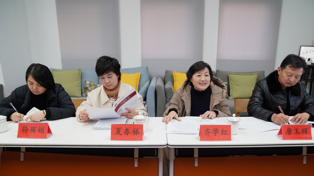 一群人坐在桌子前

AI 生成的内容可能不正确。