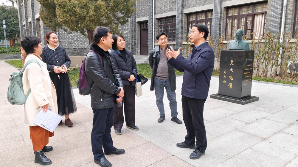 一群人站在街道上

AI 生成的内容可能不正确。
