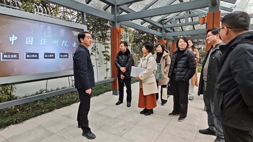 人们站在火车旁

AI 生成的内容可能不正确。
