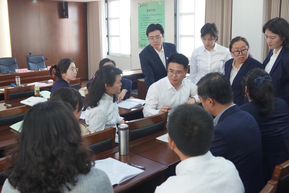 代表们讨论提案1